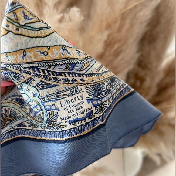 Liberty of London 100% silk scarf - Picture 3 of 4